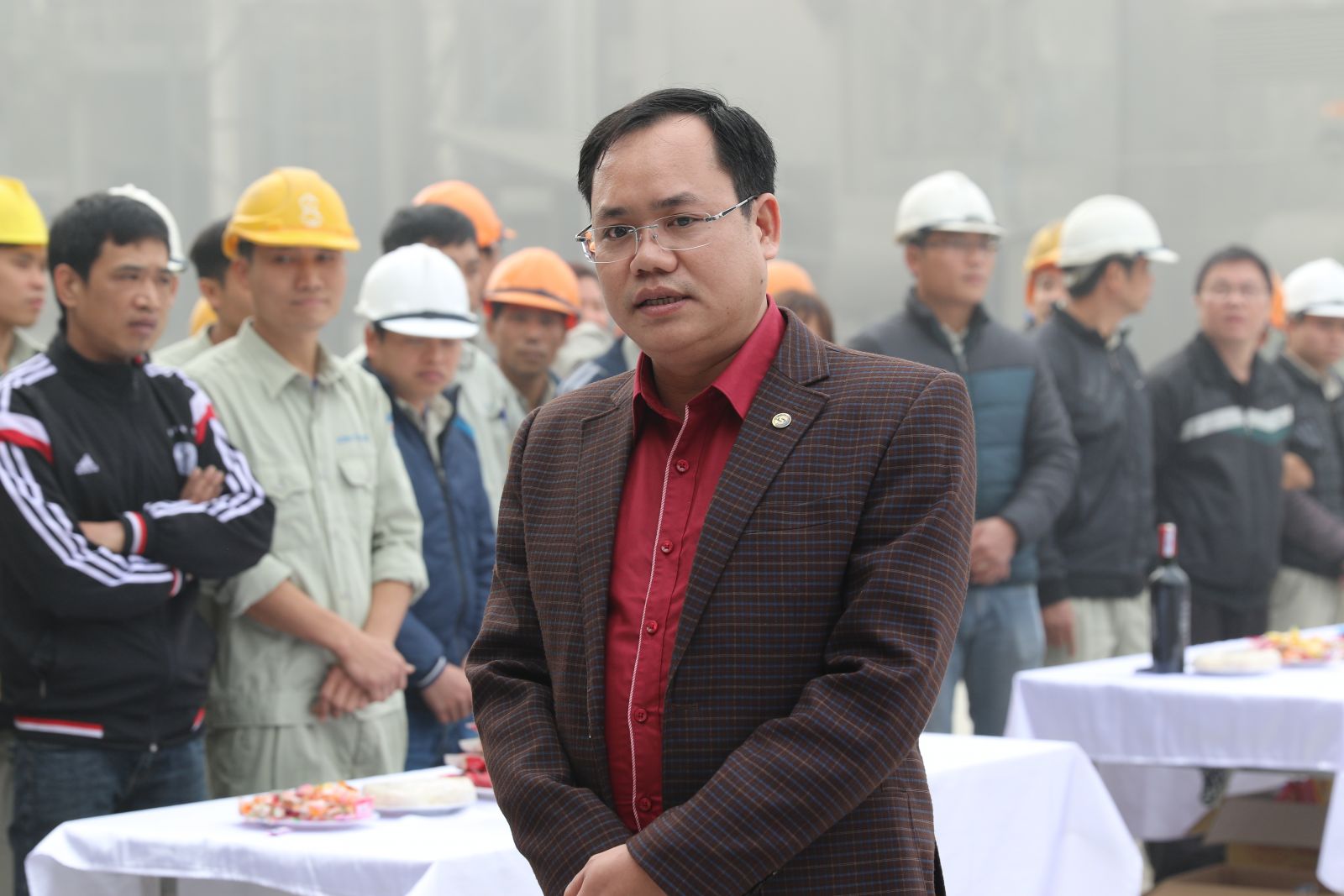 Đ/c Nguyễn Tiến Thuật, Phó bí thư Đảng ủy, Trưởng phòng Kinh doanh phát biểu tại buổi lễ